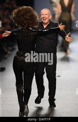 Designer francese Jean Paul Gaultier appare sul palco durante il suo fashion show alla settimana della moda di Parigi Autunno-Inverno 2011/12 Ready-to-wear collection show di Parigi, Francia, 05 marzo 2011. La settimana della moda corre dal 01 marzo al 09 marzo. Foto: Hendrik Ballhausen Foto Stock