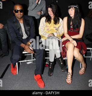 Noi musicista Kanye West (L) assiste il Jean Paul Gaultier fashion show durante la settimana della moda di Parigi Autunno-Inverno 2011/12 Ready-to-wear collection show di Parigi, Francia, 05 marzo 2011. La settimana della moda corre dal 01 marzo al 09 marzo. Foto: Hendrik Ballhausen Foto Stock