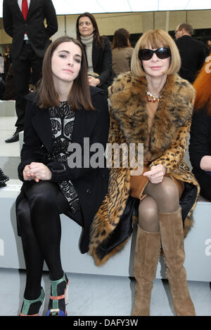 Anna Wintour (R), editor-in-chief di American Vogue e sua figlia Bee Shaffer frequentare Celine fashion house show durante la settimana della moda di Parigi Autunno-Inverno 2011/12 Ready-to-wear raccolta, a Parigi, Francia, 06 marzo 2011. La settimana della moda corre dal 01 marzo al 09 marzo. Foto: Hendrik Ballhausen Foto Stock