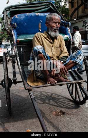 In rickshaw wallah nelle strade di Calcutta, Calcutta, West Bengal, India Foto Stock