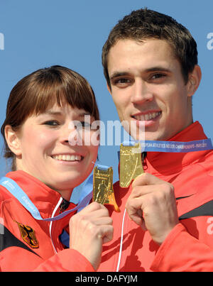 La Germania Carolin Nytra sorrisi con la sua medaglia d'oro conquistata in 60m ostacoli la concorrenza e Sebastian Bayer con la sua medaglia d'oro conquistata nel salto in lungo la concorrenza a livello Europeo Indoor Athletics Championships 2011 a Parigi, Francia, 05 marzo 2011. Foto: Arne Dedert Foto Stock