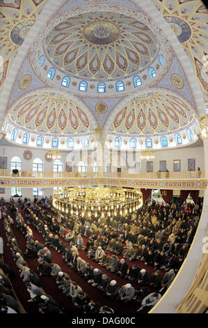 (Dpa) file di un file immagine datata 31 ottobre 2008 di credenti musulmani pregano in moschea Merkez a Duisburg, Germania. Foto: Achim Scheidemann Foto Stock