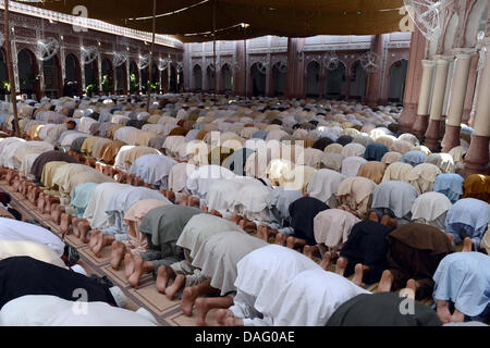 I musulmani che offre la preghiera il primo venerdì di Ramzan-ul- Mubarak a Peshawar il Venerdì, 12 luglio, 2013. Foto Stock