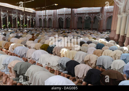 I musulmani che offre la preghiera il primo venerdì di Ramzan-ul- Mubarak a Peshawar il Venerdì, 12 luglio, 2013 Foto Stock