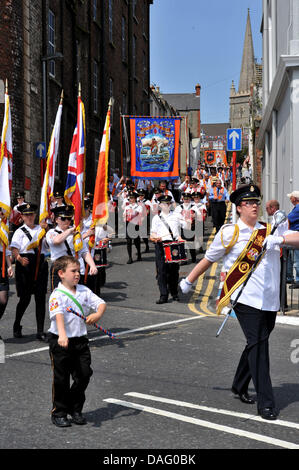 Londonderry, Irlanda del Nord. Il 12 luglio 2013. In alto di 10.000 Orangemen e spettatori accompagnati da bande 40 prendere parte alla parata di commemorazione del 323º anniversario della battaglia del Boyne. Photo credit: George Sweeney / Alamy Live News Foto Stock