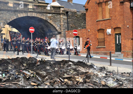 Londonderry, Irlanda del Nord. Il 12 luglio 2013. In alto di 10.000 Orangemen e spettatori accompagnati da bande 40 prendere parte alla parata di commemorazione del 323º anniversario della battaglia del Boyne. Photo credit: George Sweeney / Alamy Live News Foto Stock