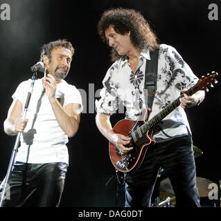 (Dpa) file di un file immagine datata 06 luglio 2005 mostra la regina membro Brian Maggio (R) ed il cantante Paul Rodgers (L) di Colonia, in Germania. Per molti tifosi Regina è morto lungo con Freddie Mercury nel novembre 1991. Gut guitarrist Brian May e il batterista Roger Taylor ha continuato la band e sono ora celebrando la regina il quarantesimo compleanno. Foto: Rolf Vennenbernd Foto Stock