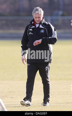 Pullman di 'Hamburg SV' Armin Veh guardando al suo guardare alla formazione della sua squadra allo stadio di Amburgo, Germania il 08 marzo 2011. Veh diede le dimissioni alla fine di questo giochi' stagione questa mattina. Foto: Malte cristiani Foto Stock