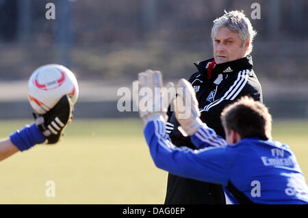 Pullman di 'Hamburg SV' Armin Veh guardando la formazione della sua squadra allo stadio di Amburgo, Germania il 08 marzo 2011. Veh diede le dimissioni alla fine di questo giochi' stagione questa mattina. Foto: Malte cristiani Foto Stock