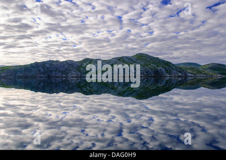 Mirroring di nubi sulla superficie dell'acqua in un fiordo, Norvegia Foto Stock