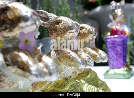 (Dpa) file di un file immagine datata 10 febbraio 2011 mostra il cioccolato conigli pasquali in una vetrina del negozio mondi floreali (Florale Welten) di Berlino, Germania. Foto: XAMAX Foto Stock