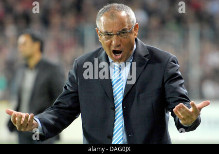 (Dpa-file) - Un file immagine datata 22 settembre 2010 mostra Schalke's allenatore Felix Magath gridando durante la Bundesliga match SC Freibug vs FC Schalke 04 al Badenova-Stadium a Friburgo in Germania. Secondo la stampa tedesca DPA dell'Agenzia, il consiglio di vigilanza di FC Schalke 04 vuole smettere di collaborare con 57-year-old coach Magath alla fine della stagione. Foto: Ronald Foto Stock