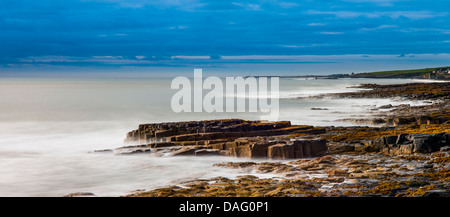 Il Northumberland rocciosa costa poco dopo l'alba. Foto Stock