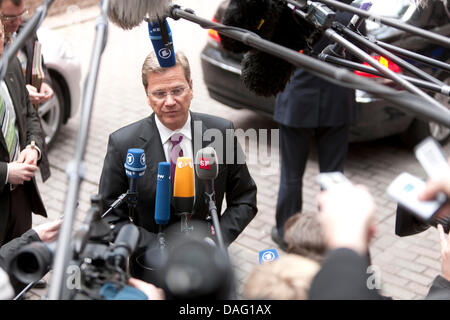 Il Ministro degli esteri tedesco Guido Westerwelle sta parlando ai media come egli arriva per un affari esteri UE del consiglio dei ministri a Bruxelles, in Belgio il 10 marzo 2011. Foto: Thierry Monasse Foto Stock