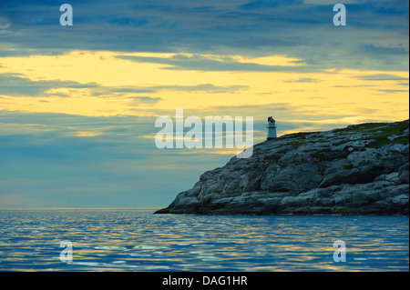 Tramonto al Norwegian Sean costa con faro, Norvegia, Lauvsnes Foto Stock