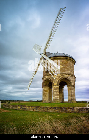 Chesterton Windmill un diciassettesimo secolo cilindrica torre in pietra mulino con una base arcuata. Foto Stock