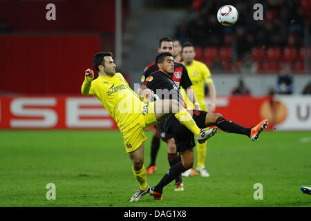 La foto mostra la FC Villarreal player Guiseppe Rossi e Leverkusen player Arturo Vidal (M) si contendono la palla in otto finale di Champions League contro il Bayer Leverkusen, a Leverkusen, Germania il 10 marzo 2011. Foto: Revierfoto Foto Stock