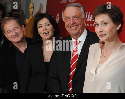 La figura mostra gli attori Iris Berben (2 L), Burghart Klaussner (L) e Christiana Paolo (R) e cultura il ministro di Stato Bernd Neumann (seconda R) che pongono in occasione di una conferenza stampa per il film tedesco premio in Berlino, Germania il 11 marzo 2011. Il film Cerimonia di Consegna del Premio sarà il 08 aprile 2011 presso il Friedrichstadtpalast a Berlino, Germania. Foto: Joerg Carstensen Foto Stock