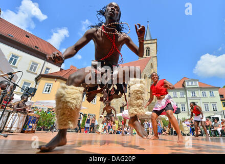Erfurt, Germania. 12 Luglio, 2013. Persone dal gruppo 'Suoni dell'Africa' eseguire al Wenigemarkt durante il 'Danetzare " festival internazionale del folklore a Erfurt, Germania, 12 luglio 2013. Circa 500 artisti provenienti da tutto il mondo che prenderanno parte al festival. Foto: MARTIN SCHUTT/dpa/Alamy Live News Foto Stock