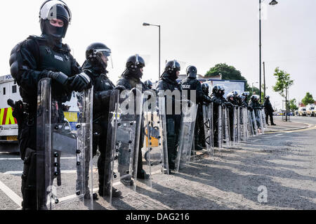 Belfast, Irlanda del Nord, 12 Luglio 2013 - PSNI ufficiali nel tumulto di blocco di marcia il Crumlin Road. Credito: Stephen Barnes/Alamy Live News Foto Stock