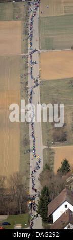 Le persone a formare una catena umana accanto alla generazione nucleare Neckarswestheim in Ludwigsburg, Germania, 12 marzo 2011. Decine di migliaia di persone hanno dimostrato a favore di un immediato nclear power phase-out in Germania. Su una distanza di 45 km tra il governo dello stato del Baden-Wuerttemberg a Stoccarda in Germania e il nucleare impianto di generazione gli organizzatori hanno contato circa 60.000 partecipanti Foto Stock