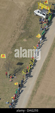 Le persone a formare una catena umana accanto alla generazione nucleare Neckarswestheim in Ludwigsburg, Germania, 12 marzo 2011. Decine di migliaia di persone hanno dimostrato a favore di un immediato nclear power phase-out in Germania. Su una distanza di 45 km tra il governo dello stato del Baden-Wuerttemberg a Stoccarda in Germania e il nucleare impianto di generazione gli organizzatori hanno contato circa 60.000 partecipanti Foto Stock