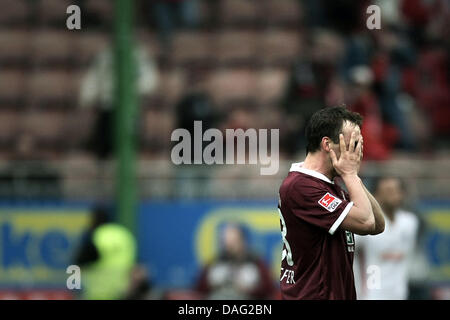 Kaiserslauterns' giocatore Erwin Hoffer cheers dopo la sua 2-1 obiettivo durante un match della Bundesliga di 1. FC Kaiserslautern rispetto a SC Freiburg a Fritz-Walter-Stadium in Kaiserslautern, Germania, 12 marzo 2011. Kaiserslautern ha vinto da 2-1. Foto: Fredrik von Erichsen (ATTENZIONE: embargo condizioni! Il DFL permette l'ulteriore utilizzazione delle immagini nella IPTV, servizi di telefonia mobile e altri Foto Stock