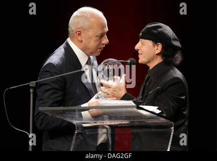 Musicista scozzese Mark Knopfler (L) dei Dire Straits fama accetta un premio Steiger da Klaus Meine di della rock band tedesca Scorpions a Jahrhunderthalle di Bochum, Germania, 12 marzo 2011. Steiger Awards premiano le persone che fanno il loro segno aderendo alle presunte virtù della 'Steiger' (una sorta di caposquadra in tedesco mining), come apertura, schiettezza, tolleranza e bussola Foto Stock