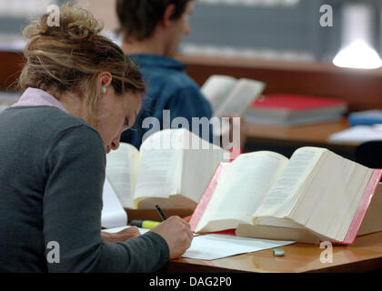 (Dpa) file di un file immagine datata 03 novembre 2005 di uno studente nella biblioteca dell'università di Colonia, Germania. Foto: Oliver Berg Foto Stock