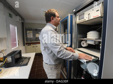 La foto mostra il fisico Clemens Schlosser del 'Agenzia federale per la protezione dalle radiazioni" nella parte anteriore di un dispositivo di misurazione per la radiazione in Schauinsland, Germania il 14 marzo 2011. Dopo l' incidente nucleare in Giappone l'Agenzia federale per la protezione dalle radiazioni si aspetta fino ad oggi le misurazioni provenienti dalla stazione di misurazione in Schauinsland entro i prossimi 7-14 giorni. Foto: P Foto Stock