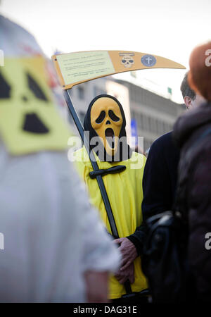 La foto mostra un attivista mascherato come 'Death' su un anti-nucleare nella veglia a Francoforte sul Meno, Germania il 14 marzo 2011. Diverse centinaia di persone commemorano le vittime della catastrofe del terremoto in Giappone e ha protestato contro l'energia nucleare. Foto: Frank Rumpenhorst Foto Stock