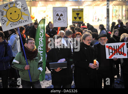 La foto mostra un anti-nucleare nella veglia a Chemnitz, Germania il 14 marzo 2011. Diverse centinaia di persone commemorano le vittime della catastrofe del terremoto in Giappone e ha protestato contro l'energia nucleare. Foto: Hendrik Schmidt Foto Stock