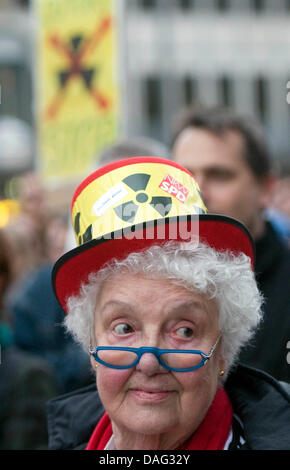 La foto mostra una donna ad un anti-nucleare nella veglia a Colonia, Germania il 14 marzo 2011. L'incidente nucleare in Giappone hanno riacceso il dibattito in Germania sulla sicurezza dell'energia nucleare. Foto: Henning Kaiser Foto Stock