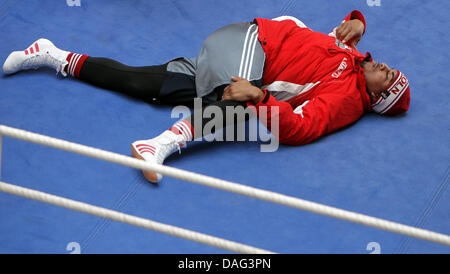 Challenger cubano Odlanier Solis si allunga le gambe durante un pubica sessione di formazione presso un rivenditore di auto a Colonia, Germania, 16 marzo 2011. La WBC World Boxing campionato tra Vitali Klitschko e Solis avviene presso la Lanxess Arena di Colonia il 19 marzo 2011. Foto: Rolf Vennenbernd Foto Stock