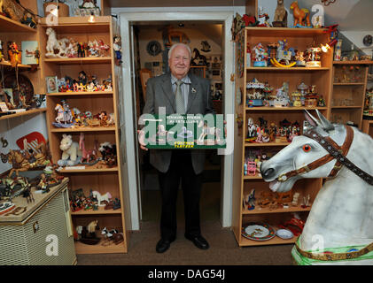 Cavallo a dondolo collector Guenther Tlotzek sorge tra il suo museo privato collezione di cavalli a dondolo a Nettetal, Germania, 16 marzo 2011. Il 88 anni detiene la più grande collezione al mondo di cavalli a dondolo. Foto: Horst Ossinger Foto Stock