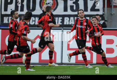 Francoforte squadra giocatori Georgios Tzavellas (l-r), Ioannis Amanatidis, Martin Fenin, marcatore Theofanis Gekas e Pirmin Schwegler allegria dopo il 1-0 obiettivo durante un match della Bundesliga Eintracht Francoforte contro FC St Pauli a Commerzbank Arena di Francoforte, Germania, 19 marzo 2011. Foto: Arne Dedert Foto Stock