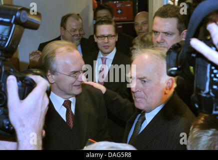 Stato federale Sassonia-anhalt il Primo Ministro uscente Wolfgang Boehmer (R) e i cristiano-democratici (CDU) top candidato Reiner Haseloff (L) reagiscono sul primo proiezioni delle elezioni di stato a Magdeburgo, Germania, 20 marzo 2011. Foto: Michael Kappeler Foto Stock