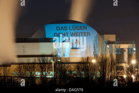 Gli attivisti di Greenpeace protesta contro la centrale nucleare di Neckarwestheim, Germania, 21 marzo 2011. Foto: Uwe Anspach Foto Stock
