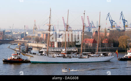 Spagnolo Corsi di formazione a vela nave "Juan Sebastian de Elcano' arriva ad Amburgo, Germania, 21 marzo 2011. La nave rimane in Amburgo fino al 25 marzo. Foto: DANIEL BOCKWOLDT Foto Stock