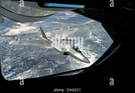 Un F-22 Raptor visto da una KC-135 Statotanker durante una operazione di rifornimento. Credit U. S Air Force Foto Stock
