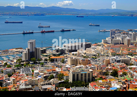 Le petroliere nel bar di Gibilterra, la terraferma spagnola in background, Gibraltar, Gibilterra Foto Stock