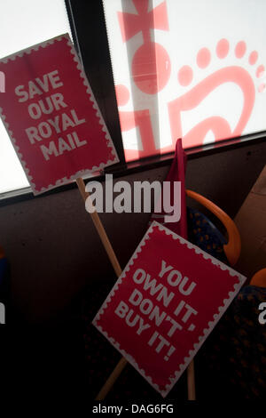 Londra, Regno Unito. Il 12 luglio 2013. Ai lavoratori del settore postale da operatori delle comunicazioni europea CWU con cartelloni di protesta campagna contro il progetto di governo la privatizzazione di Royal Mail. Il bus aperti ha viaggiato su una rotta anche la sede di UBS e Goldman Sachs coinvolti nella vendita di Royal Mail nonché il dipartimento di business, Whitehall e le case del parlamento di Westminster Credito: amer ghazzal/Alamy Live News Foto Stock