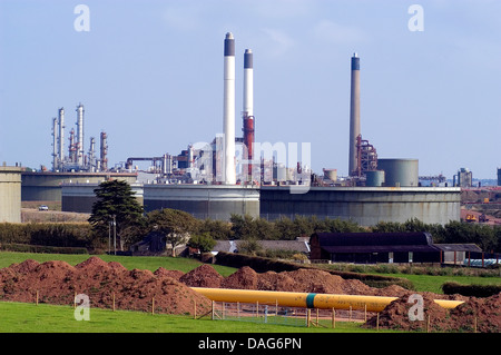 La posa di pipeline di GNL in esecuzione da Milford Haven in Inghilterra, la raffineria di petrolio e terminale GNL nella backgrpund, Regno Unito, Galles Pembrokeshire Foto Stock