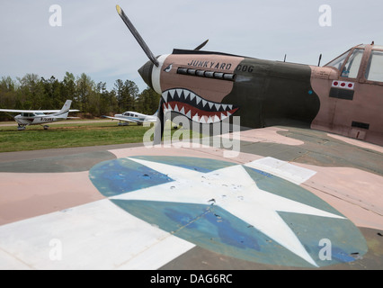 Durante la Seconda guerra mondiale la tigre di volo aereo al pik-n-maiale Ristorante, Cartagine, NC Foto Stock