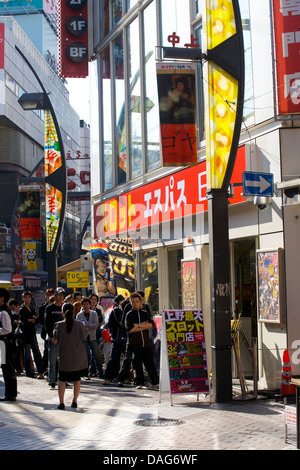 Le persone in attesa in linea per pachinko apertura, Ueno, tokyo kanto, Giappone. Foto Stock