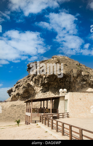 In Oman Salalah, Mughsail beach, drammatica formazione di roccia sotto le scogliere Foto Stock