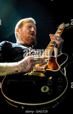 Toronto, Ontario, Canada. 10 Luglio, 2013. BRENT CERVE, chitarrista per American metal band Mastodon suona al mostro energia Rockstar Mayhem Festival di Toronto. Credito: Igor Vidyashev/ZUMAPRESS.com/Alamy Live News Foto Stock