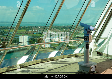 Il livello superiore della piattaforma di visualizzazione di Spinnaker Tower - Gunwharf Quays, Portsmouth Porto, Inghilterra. Foto Stock