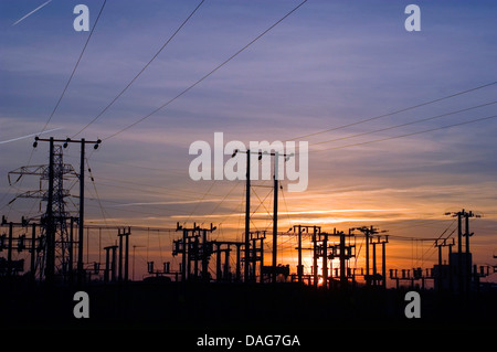 Sunset over electrcity stazione secondaria, Regno Unito Galles Foto Stock