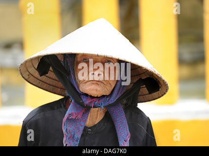 Donna vietnamita in vietnamita distintivamente hat, Hoi An, Vietnam Foto Stock